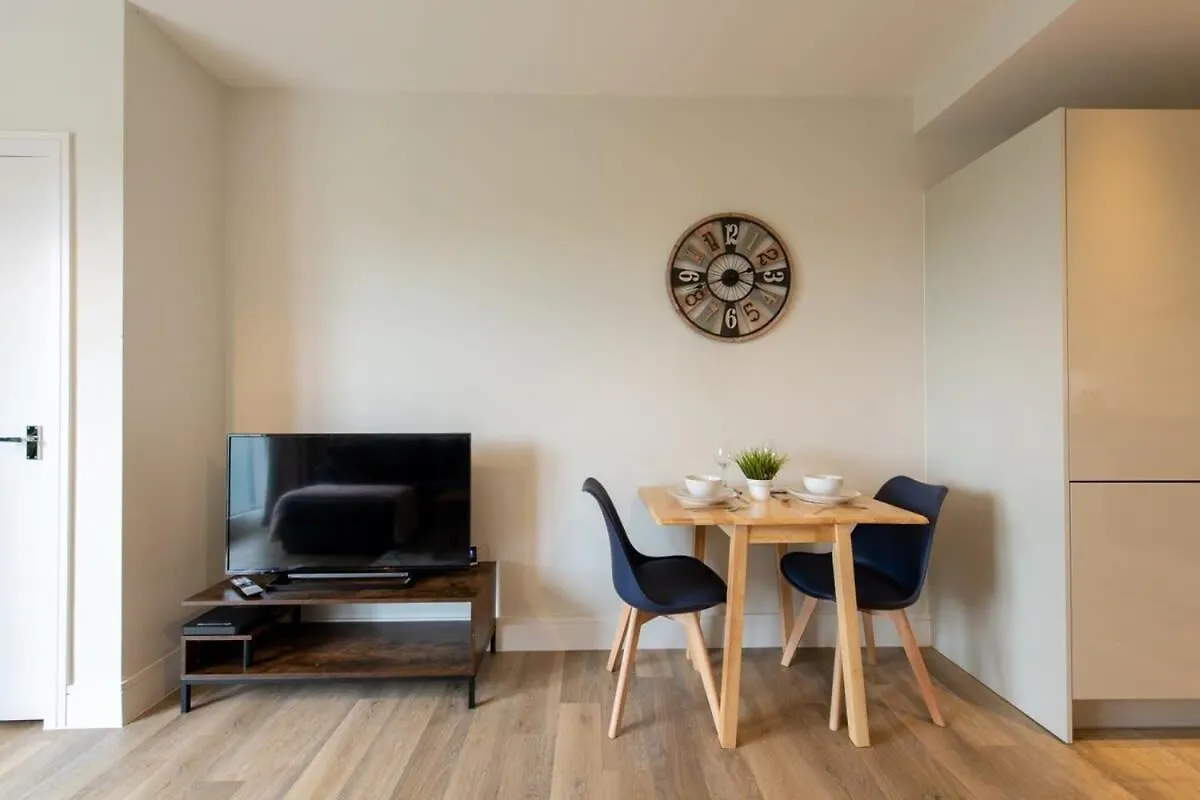 Fantastic 1 Bed Apartment In Crawley 0*, Crawley (West Sussex)
